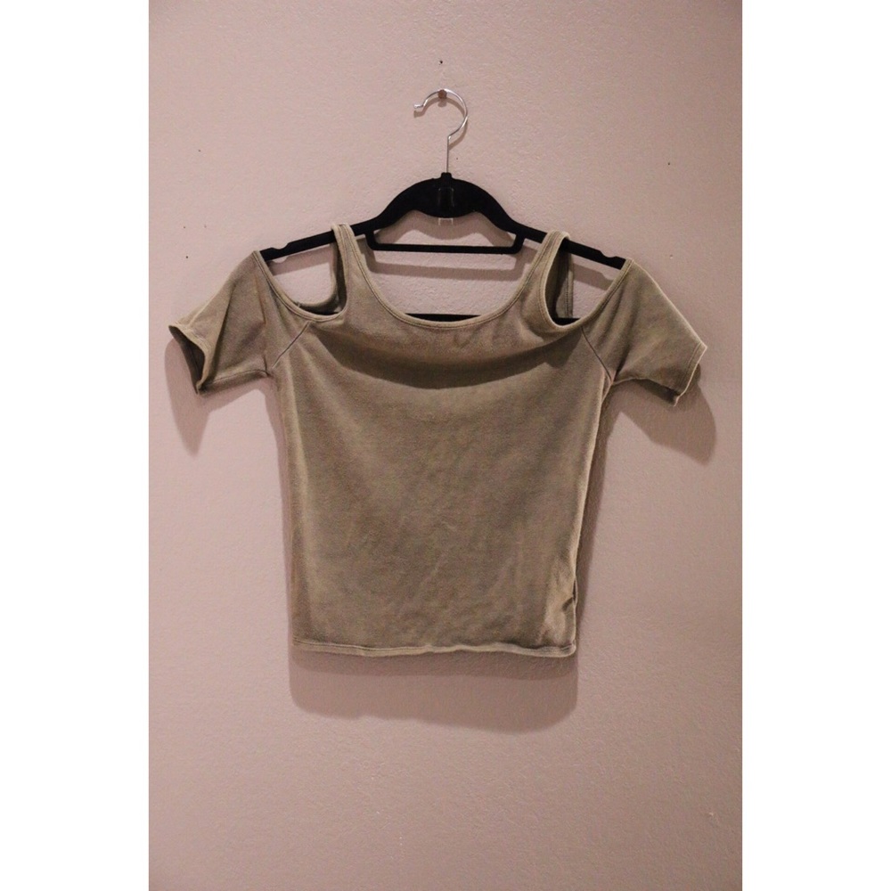 URBAN OUTFITTERS-COLDSHOULDER-CROP TOP